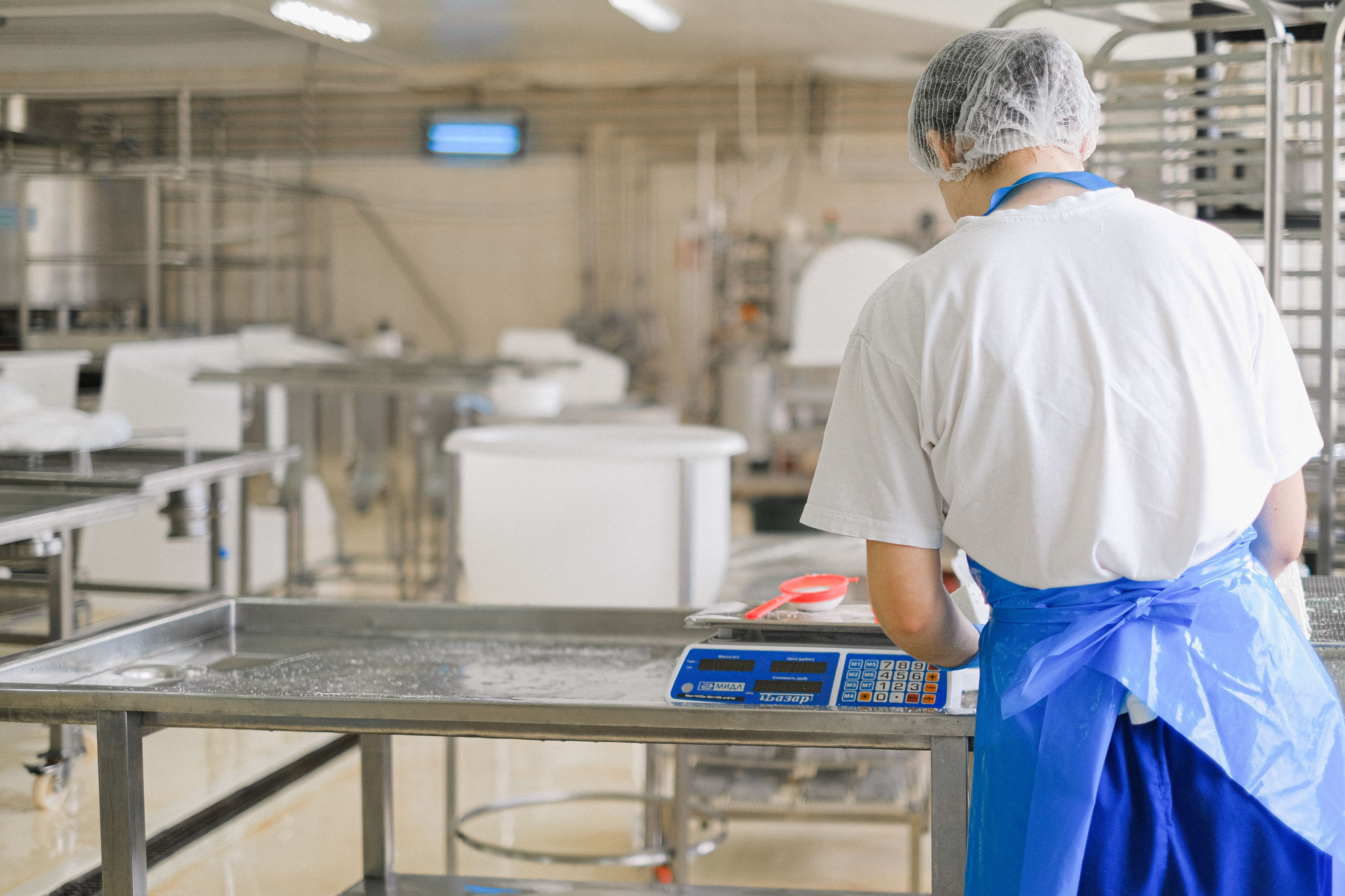 Operator weegt product tijdens het proces